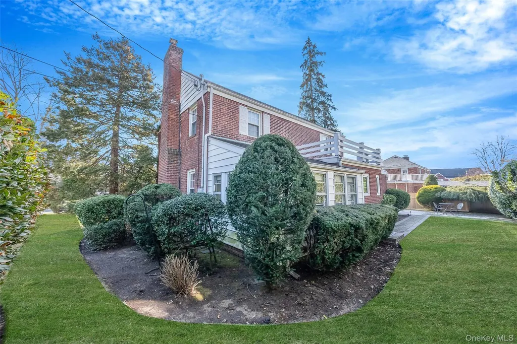 15 Seeley Court Malverne NY 11565