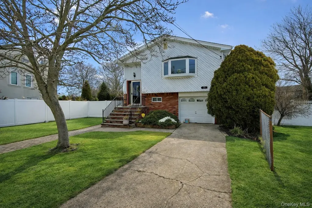 15 Snapper Court Lindenhurst NY 11757