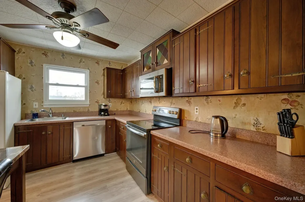 15 Snapper Court Lindenhurst NY 11757