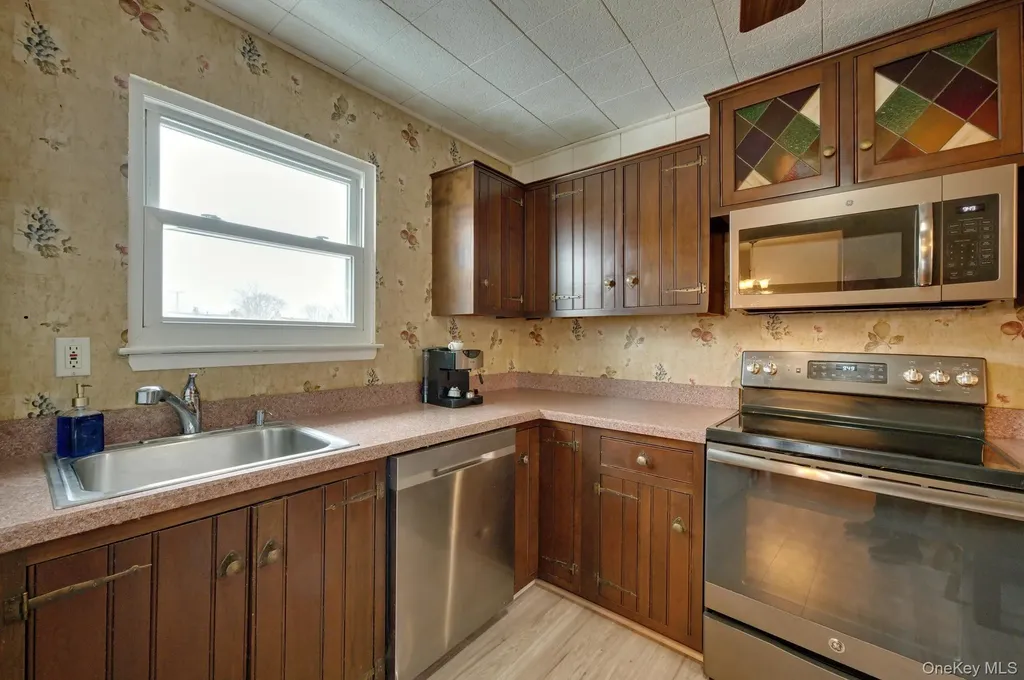 15 Snapper Court Lindenhurst NY 11757
