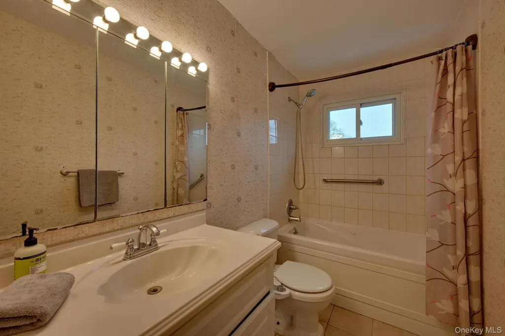 15 Snapper Court Lindenhurst NY 11757