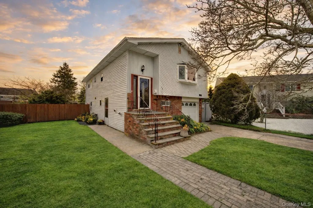 15 Snapper Court Lindenhurst NY 11757