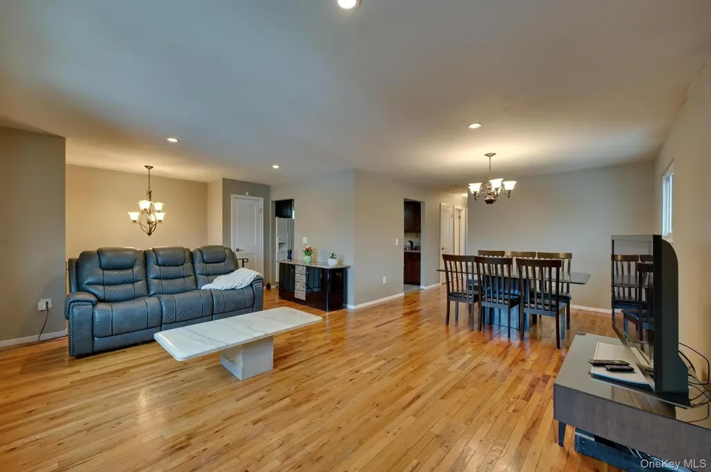 15 Snapper Court Lindenhurst NY 11757