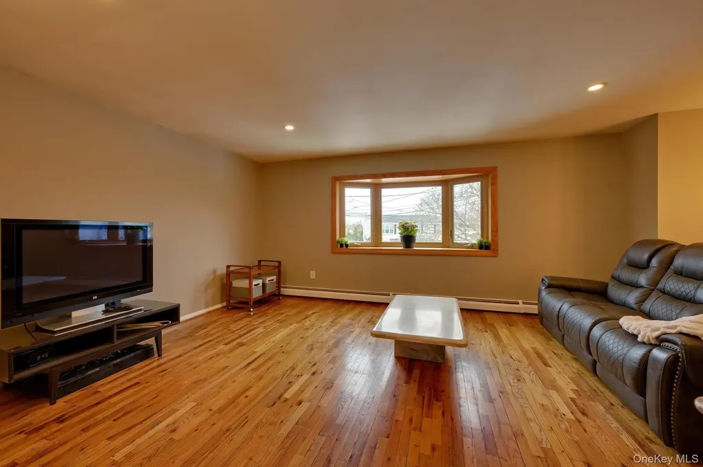 15 Snapper Court Lindenhurst NY 11757