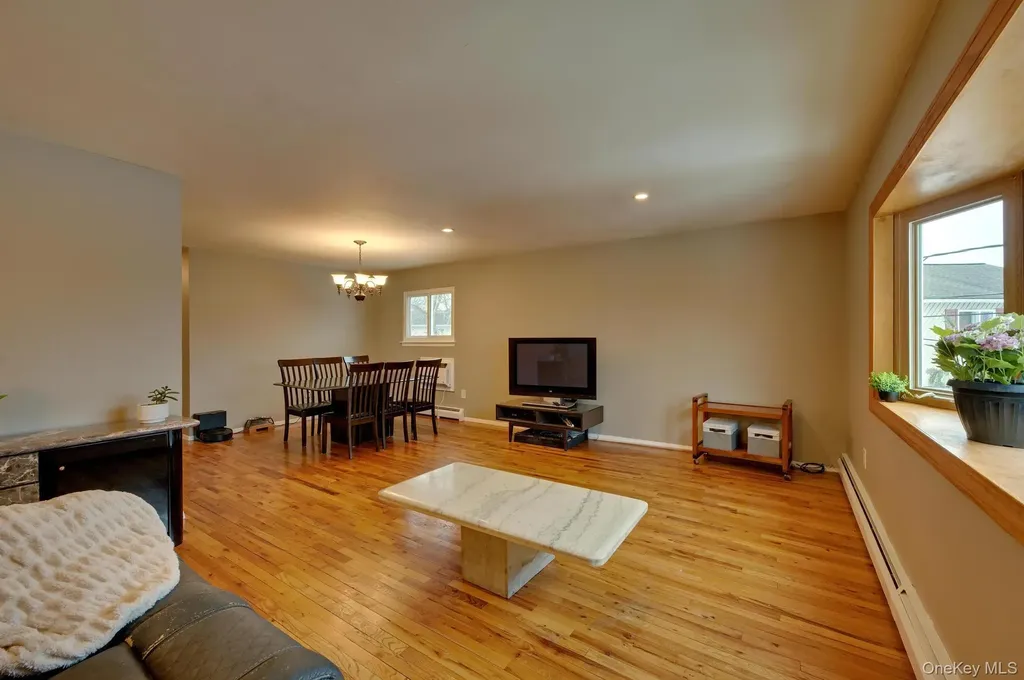 15 Snapper Court Lindenhurst NY 11757