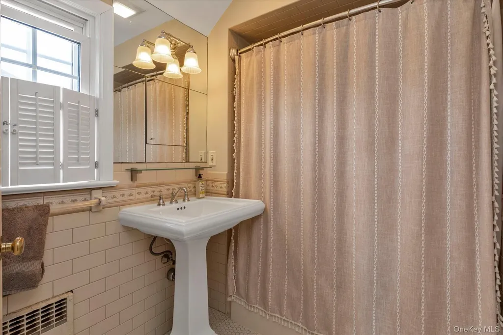 7 Rutgers Place Merrick NY 11566