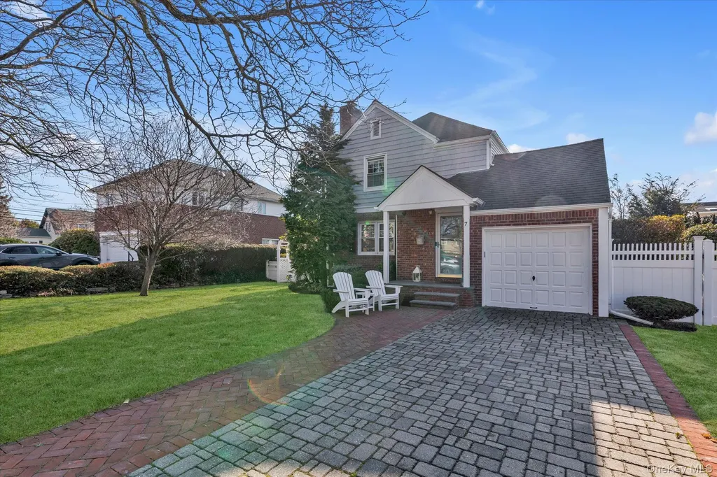 7 Rutgers Place Merrick NY 11566