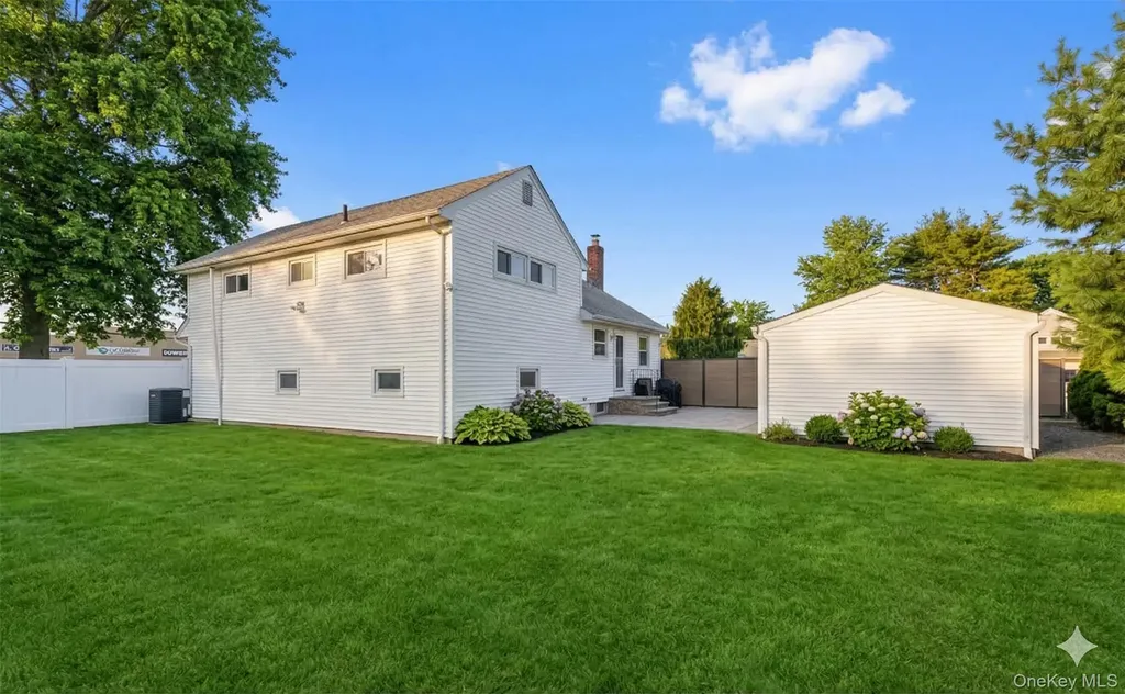 557 Woodbury Road Plainview NY 11803