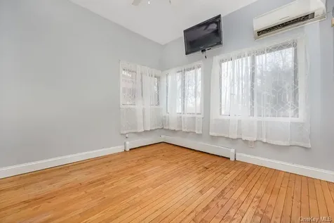 356 Oakleigh Avenue Baiting Hollow NY 11933