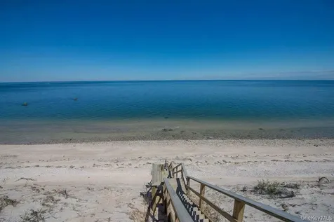 356 Oakleigh Avenue Baiting Hollow NY 11933