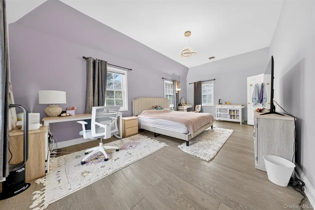 14 Mackay Way Roslyn NY 11576