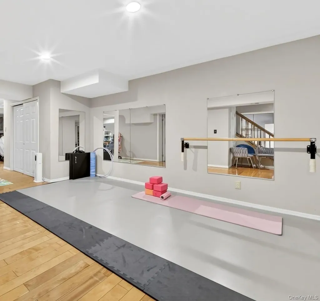 14 Mackay Way Roslyn NY 11576