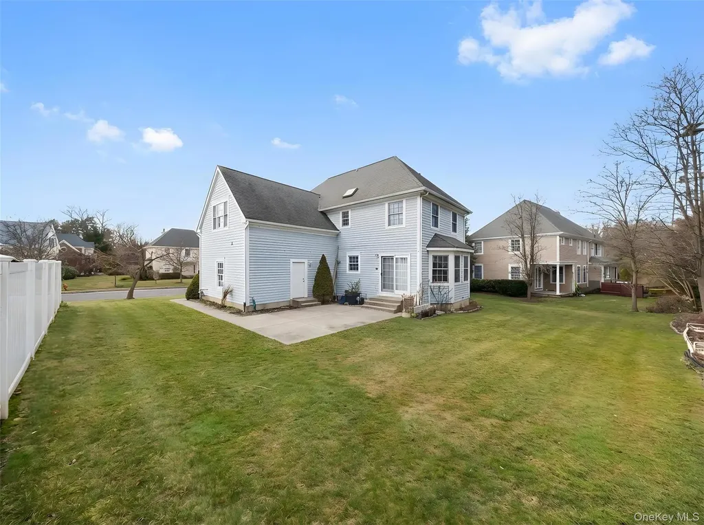 14 Mackay Way Roslyn NY 11576