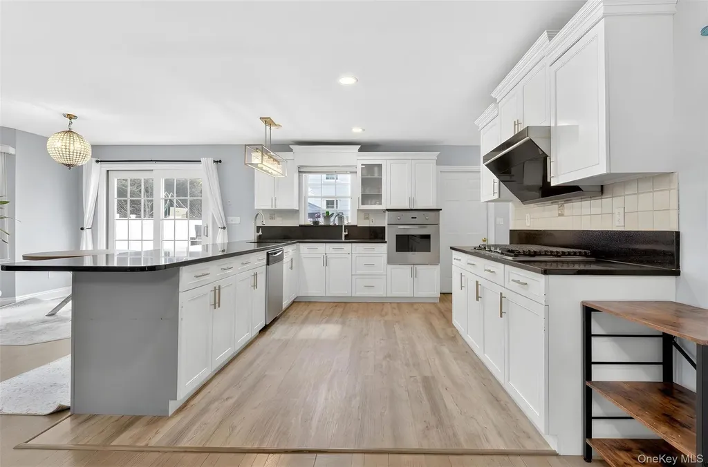 14 Mackay Way Roslyn NY 11576