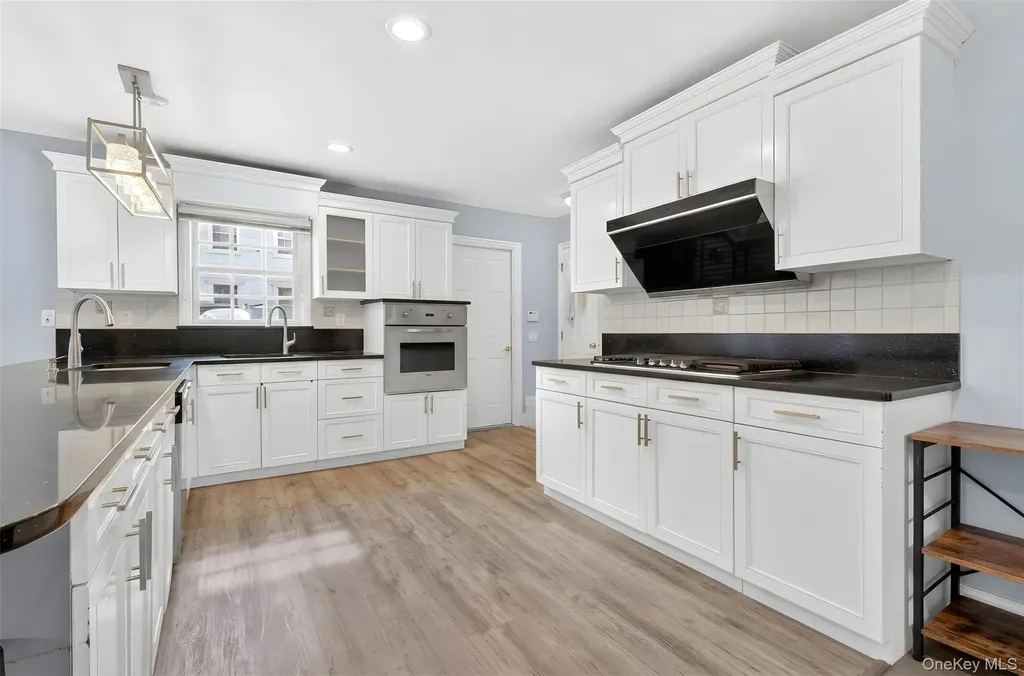 14 Mackay Way Roslyn NY 11576