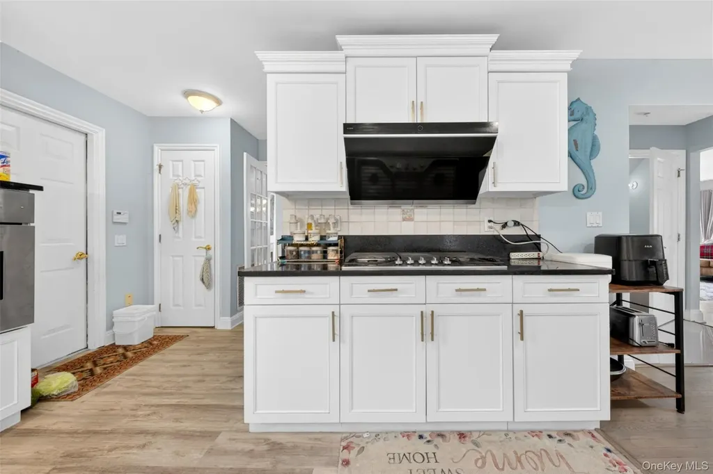 14 Mackay Way Roslyn NY 11576