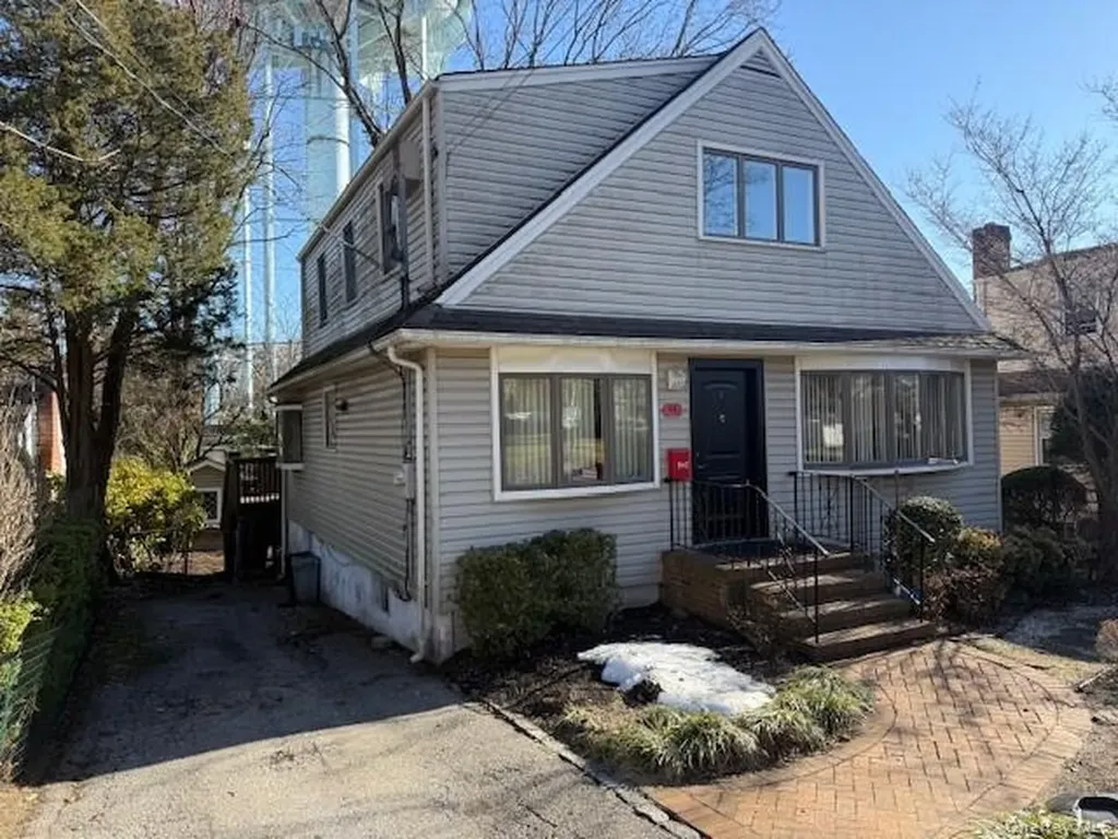 11 Arbor Street Great Neck NY 11021
