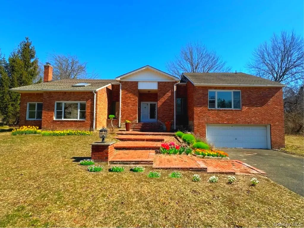 106 Woods Drive Roslyn NY 11576