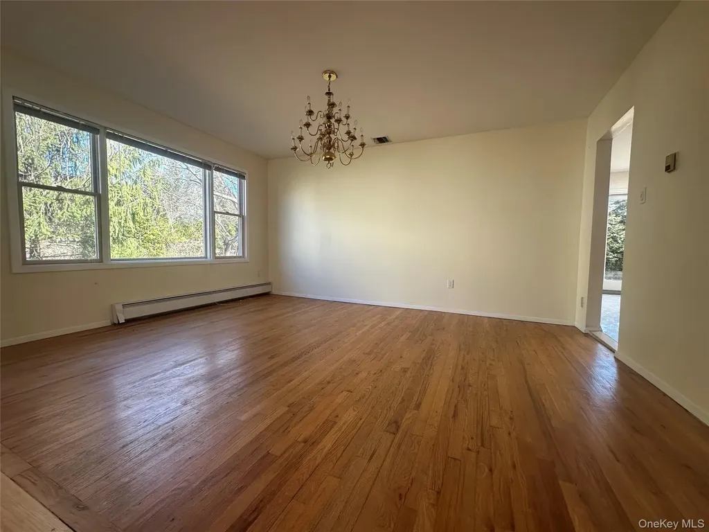106 Woods Drive Roslyn NY 11576