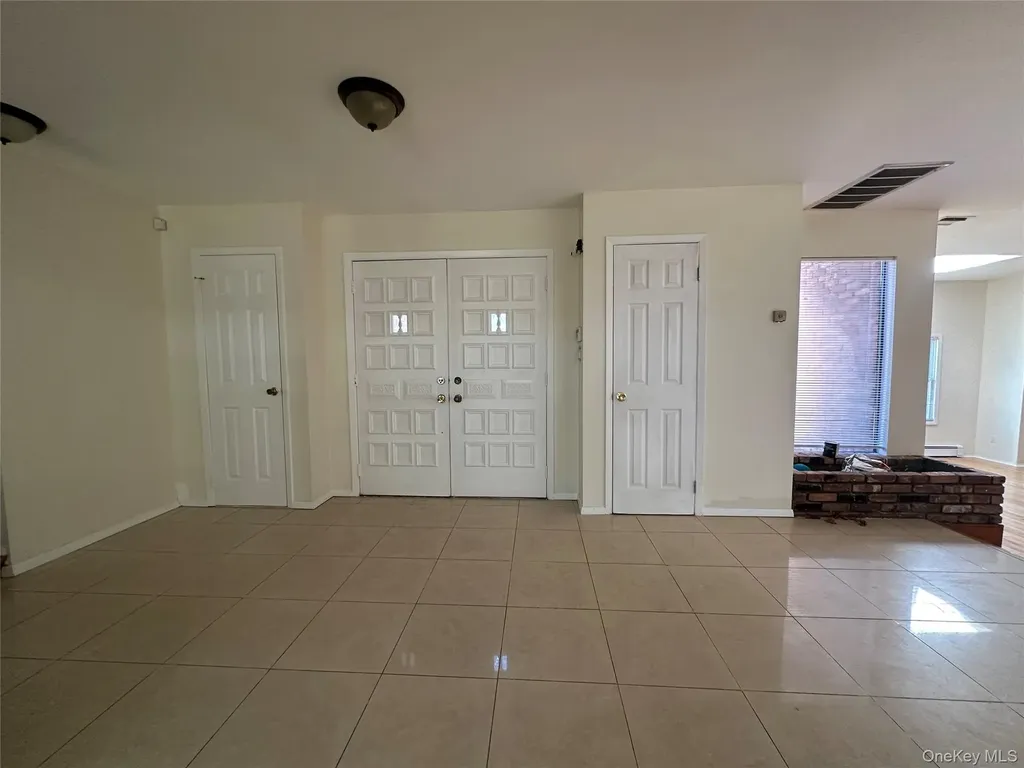 106 Woods Drive Roslyn NY 11576