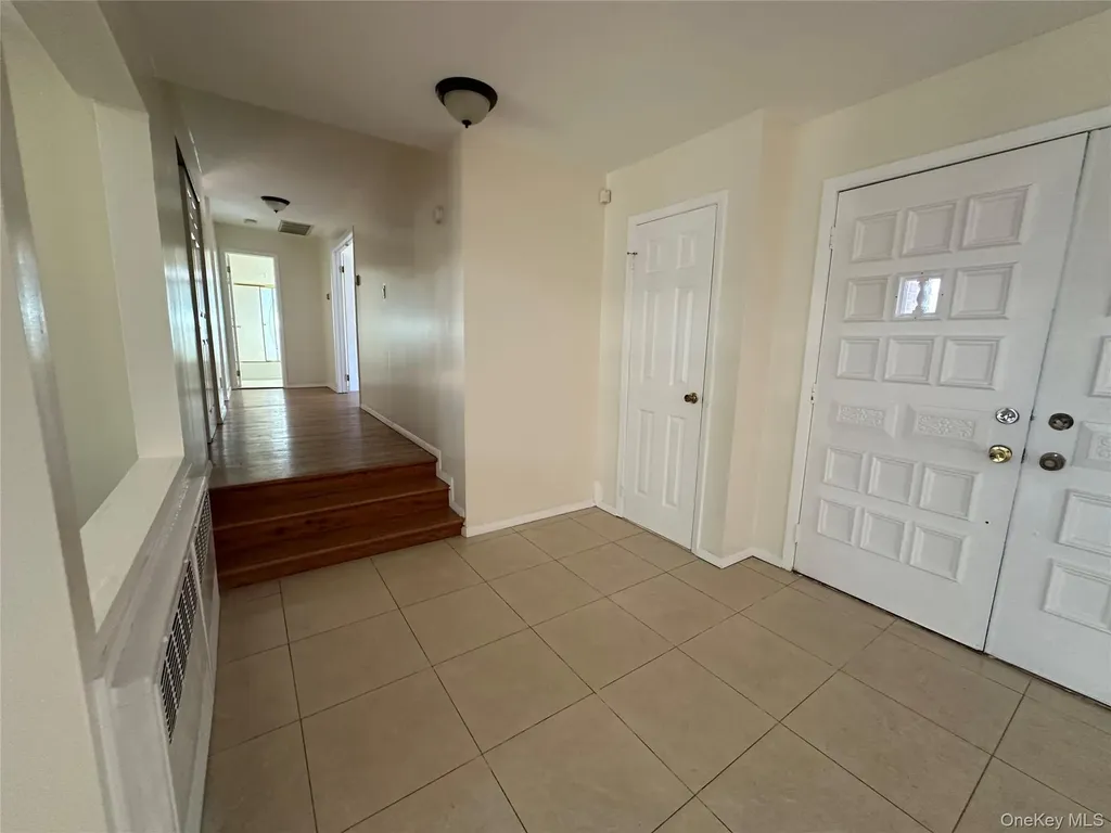 106 Woods Drive Roslyn NY 11576