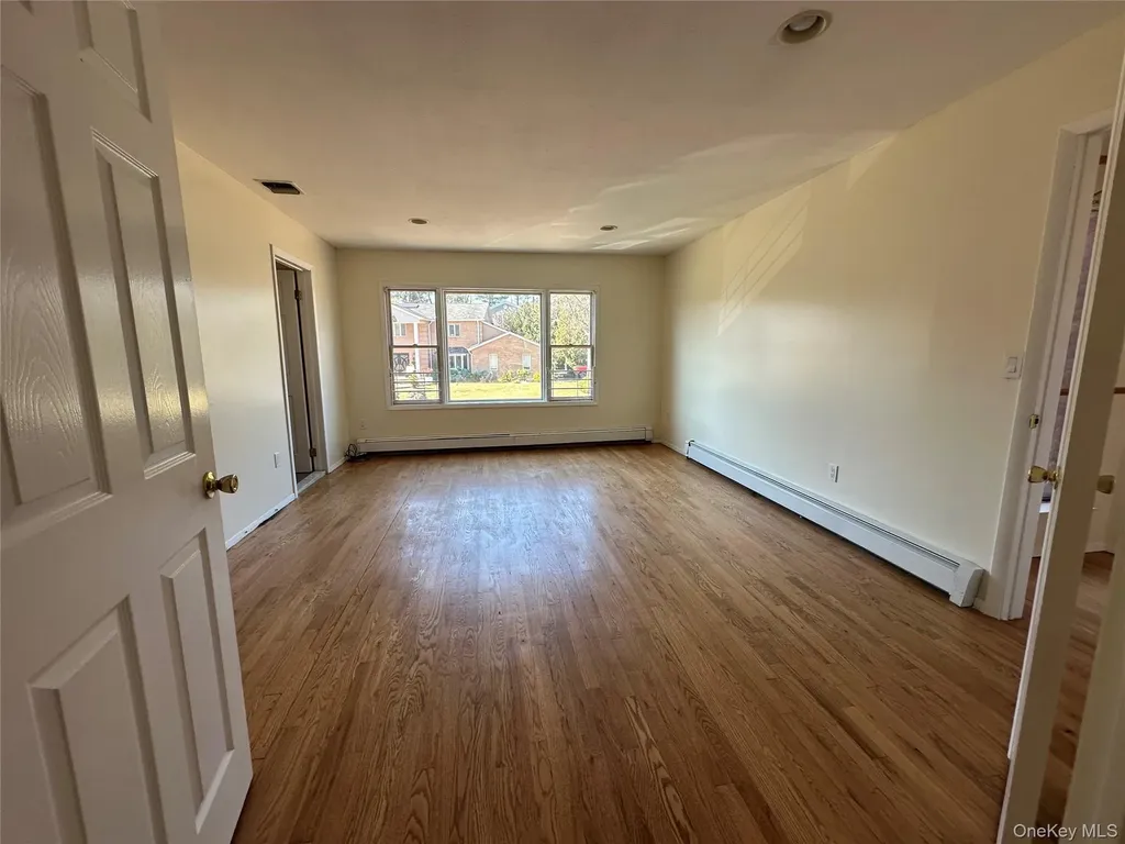 106 Woods Drive Roslyn NY 11576