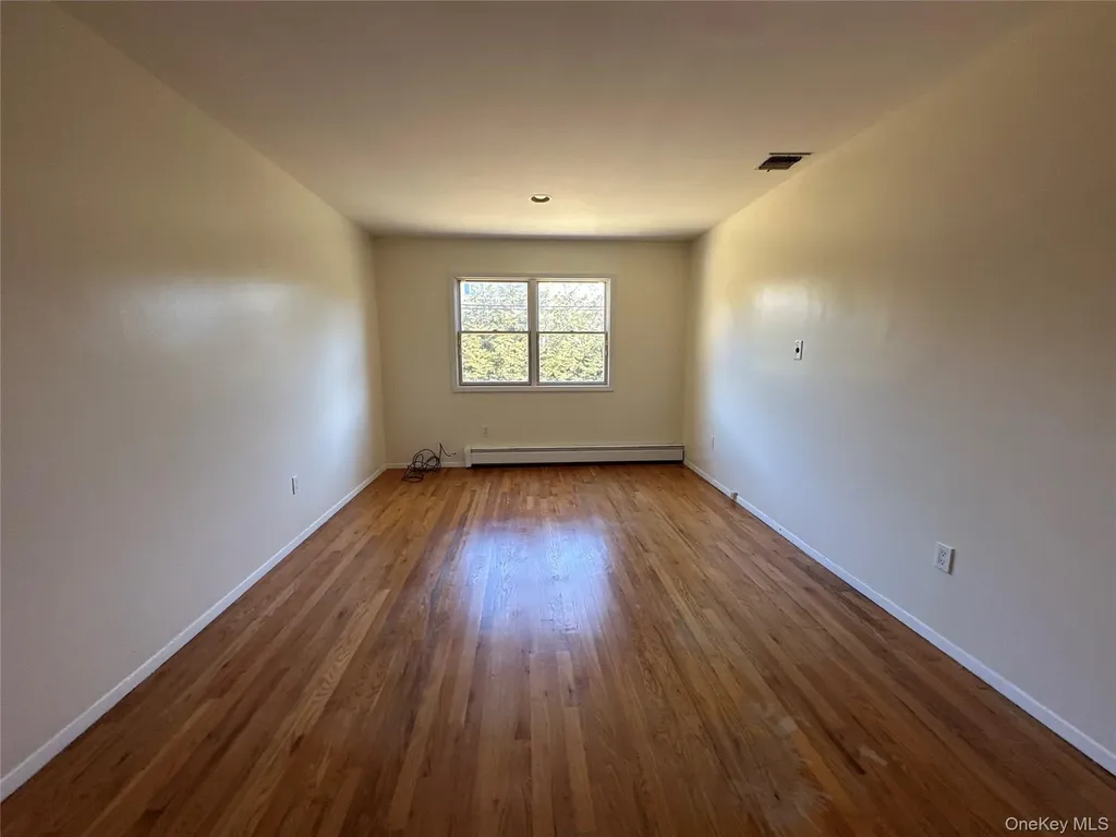 106 Woods Drive Roslyn NY 11576