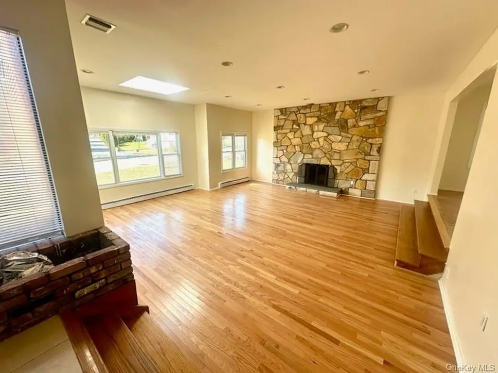 106 Woods Drive Roslyn NY 11576