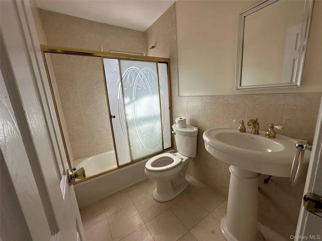 106 Woods Drive Roslyn NY 11576