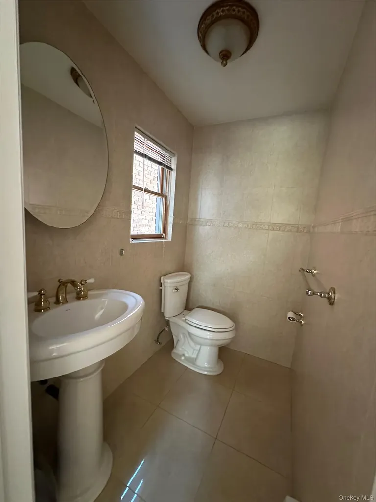 106 Woods Drive Roslyn NY 11576