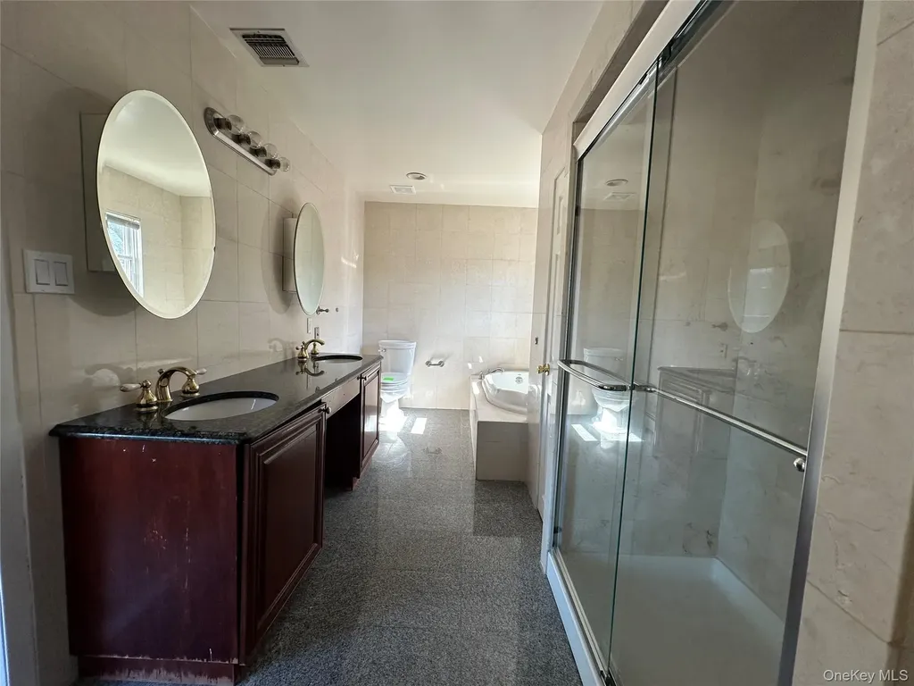 106 Woods Drive Roslyn NY 11576