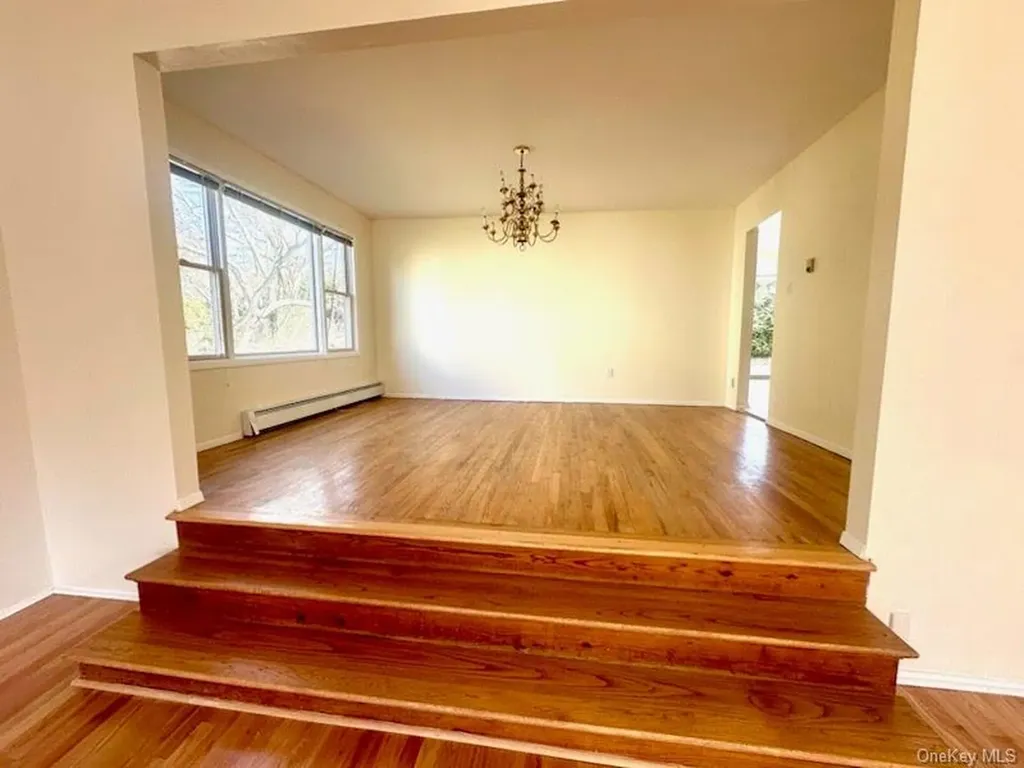 106 Woods Drive Roslyn NY 11576