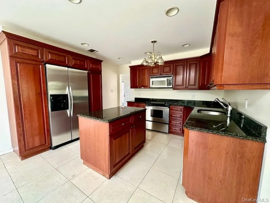 106 Woods Drive Roslyn NY 11576