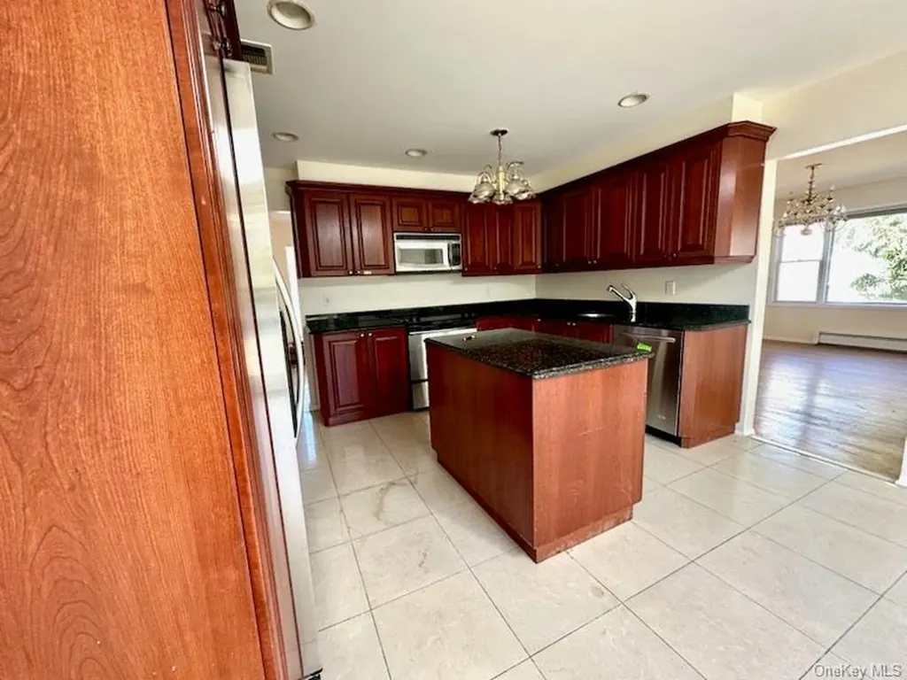 106 Woods Drive Roslyn NY 11576