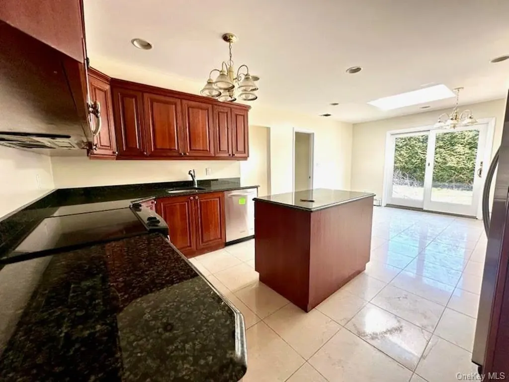 106 Woods Drive Roslyn NY 11576