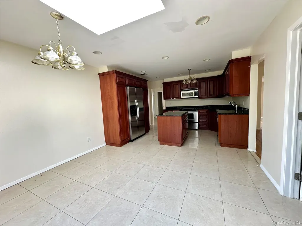 106 Woods Drive Roslyn NY 11576