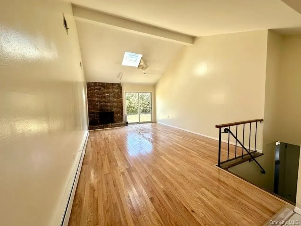 106 Woods Drive Roslyn NY 11576
