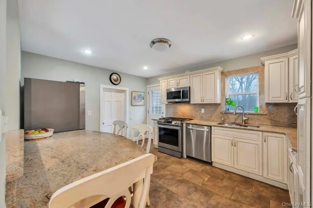 159 Dawn Drive Centereach NY 11720