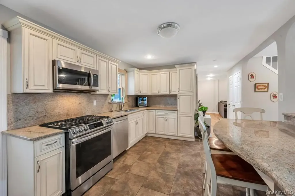 159 Dawn Drive Centereach NY 11720