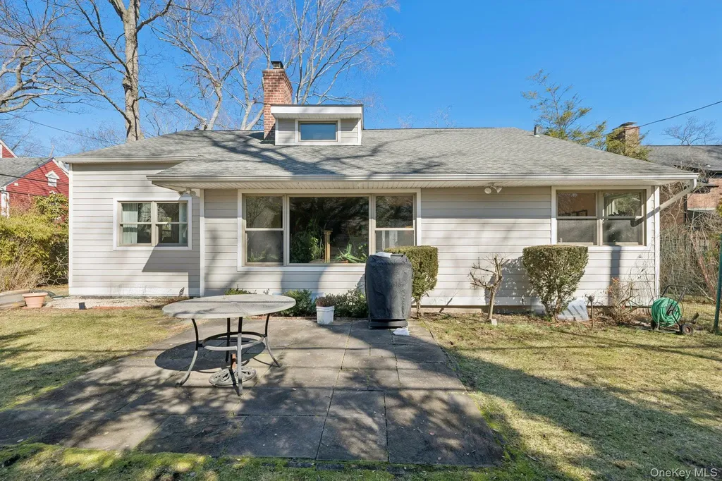 6 Saint George Road Great Neck NY 11021