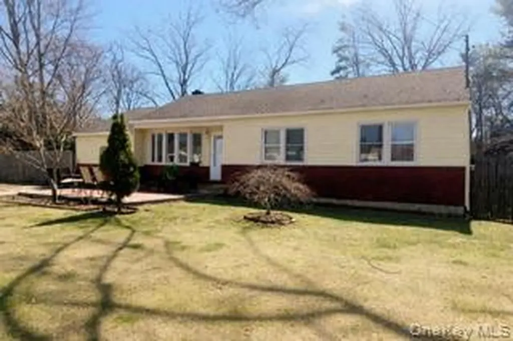10 Sinclair Drive Greenlawn NY 11740