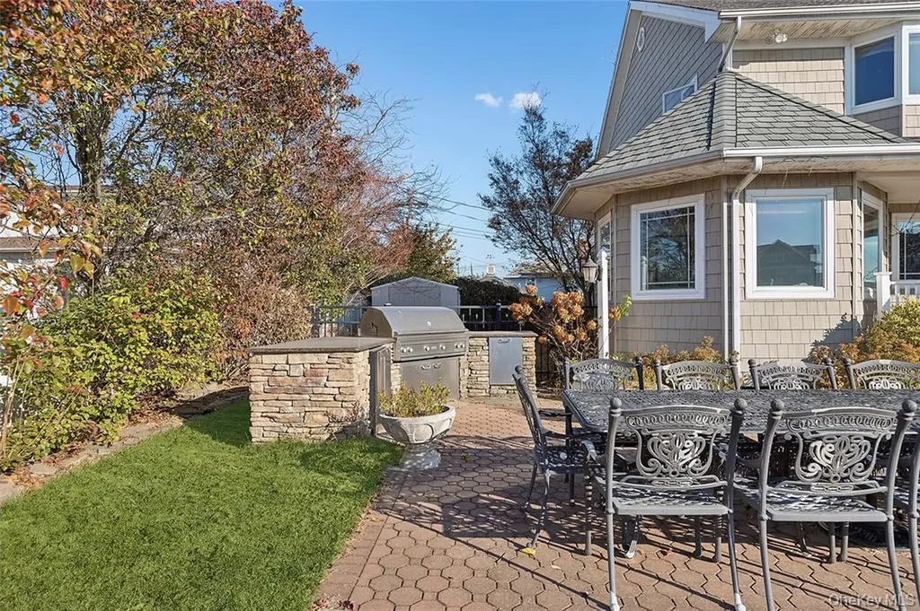 4 Quebec Road Island Park NY 11558