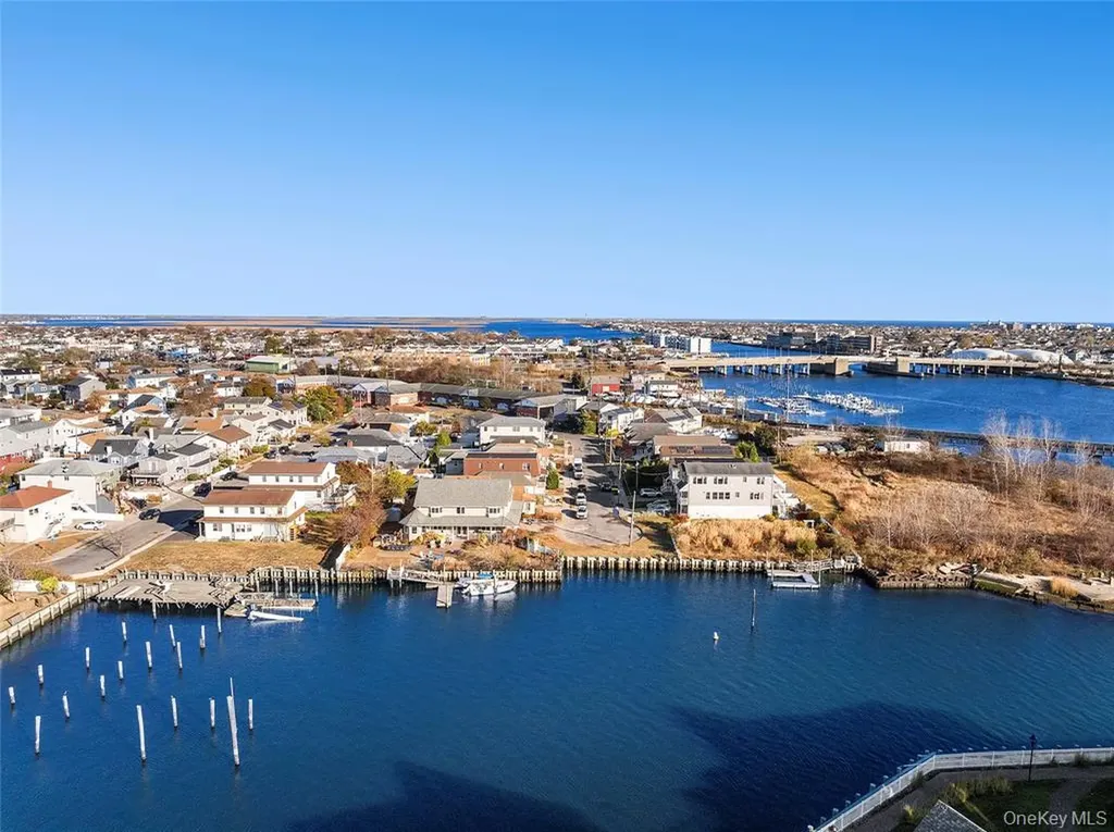 4 Quebec Road Island Park NY 11558