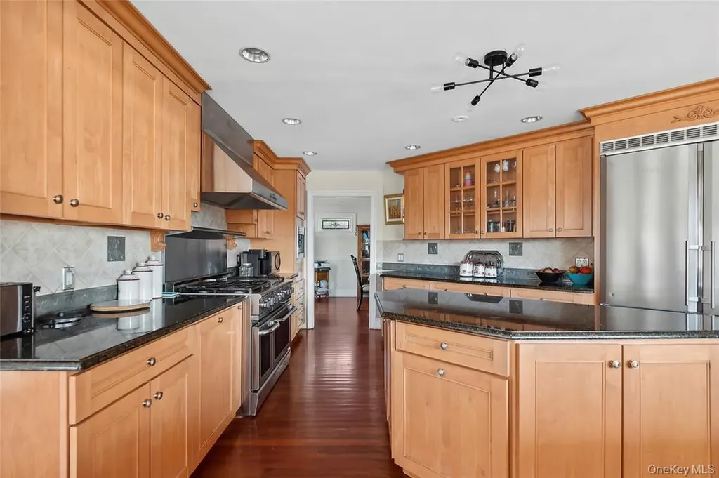 4 Quebec Road Island Park NY 11558