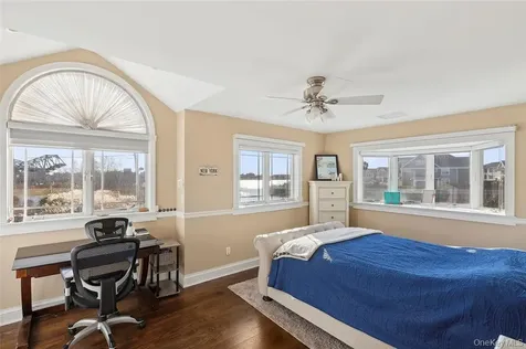 4 Quebec Road Island Park NY 11558