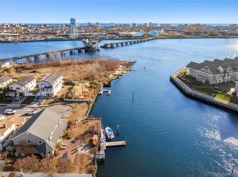 4 Quebec Road Island Park NY 11558