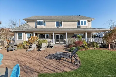 4 Quebec Road Island Park NY 11558
