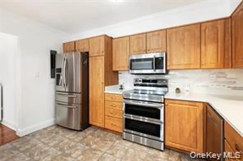 21 Canterbury Road Great Neck NY 11021