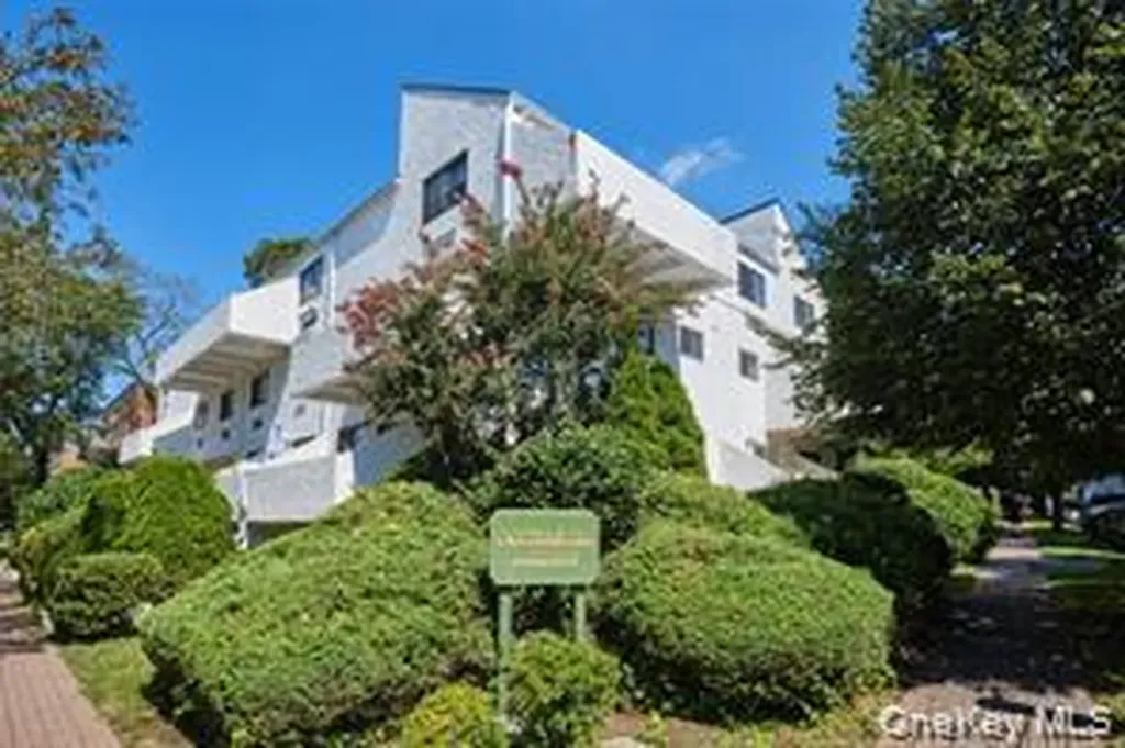 21 Canterbury Road Great Neck NY 11021
