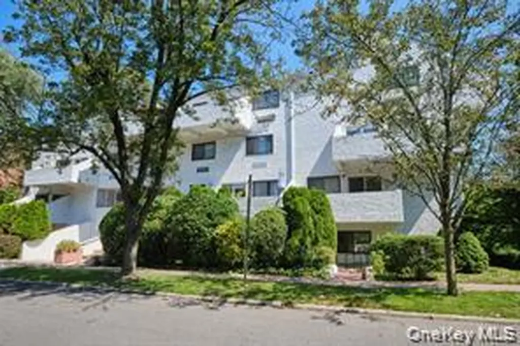 21 Canterbury Road Great Neck NY 11021